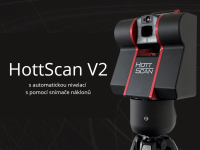 Laserový měřicí přístroj Hottscan V2 na stativu, s automatickou nivelací a snímačem náklonu, logo SolidVision na tmavém pozadí.